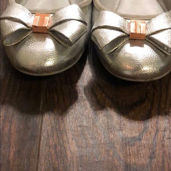 Ted Baker Silver Bow Flats Size 8 GUC - Picture 4 of 6